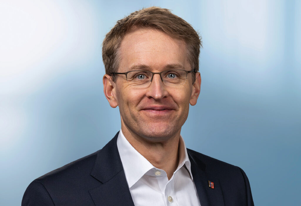 Portrait von Daniel Günther, Ministerpräsident von Schleswig-Holstein